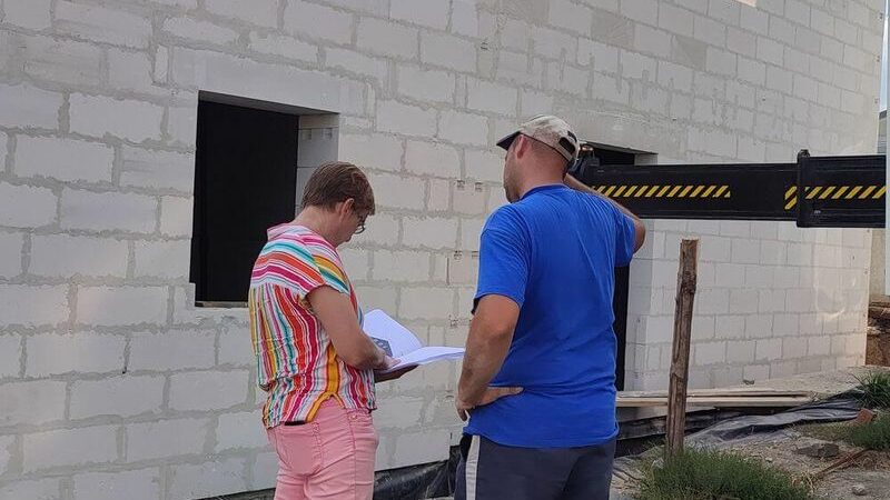 Valérie Kaiser architecte sur chantier Bastogne auto construction nouvelle maison en bloc Wandebourcy