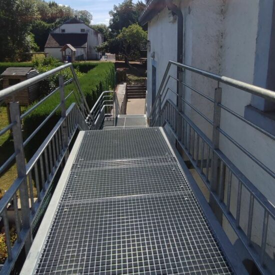 Rénovation école de Bourcy escalier extérieur Architecte Kaiser Valérie